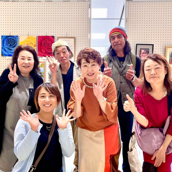 出展アーティストさんたちとの集合写真