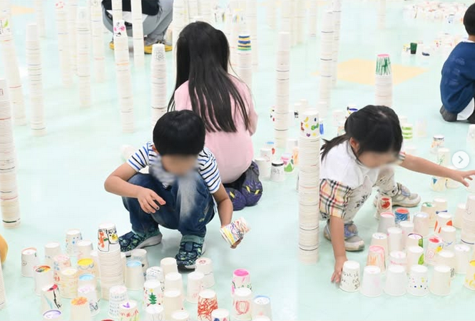 アートであそぼ！紙コップのせかい（紙コップを使ったインスタレーション）