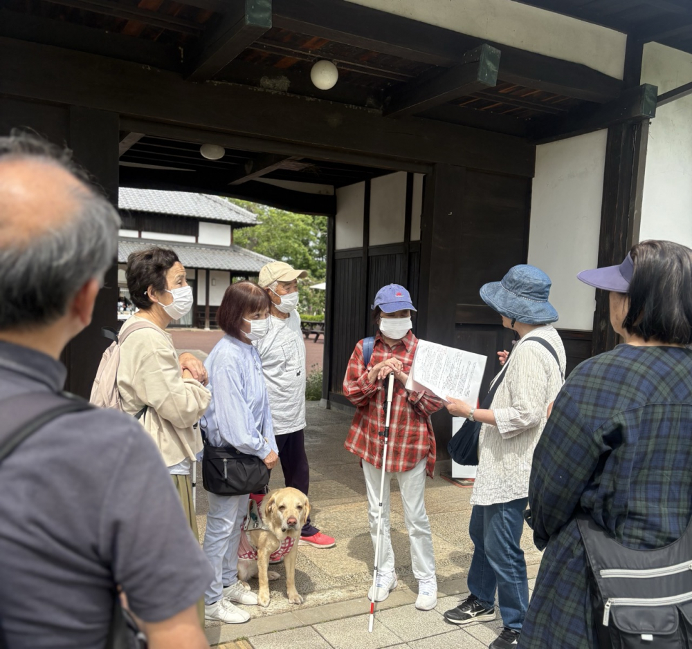 長屋門前にて
