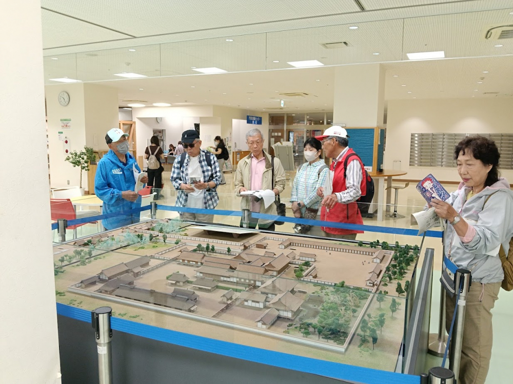 大宮・歴史遺産巡りクラブ/鴻巣宿・ひな人形のまちコースをご案内